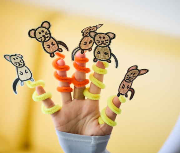 Hand mit selbstgebastelten Fingerpuppen