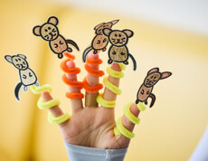 Hand mit selbstgebastelten Fingerpuppen
