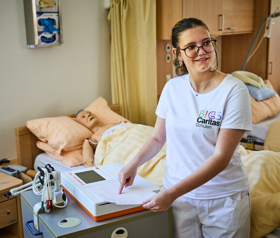 Schülerin im Pflegeunterricht analysiert EGK-Bericht